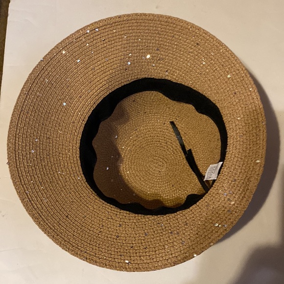 Woman’s hat - Picture 3 of 4